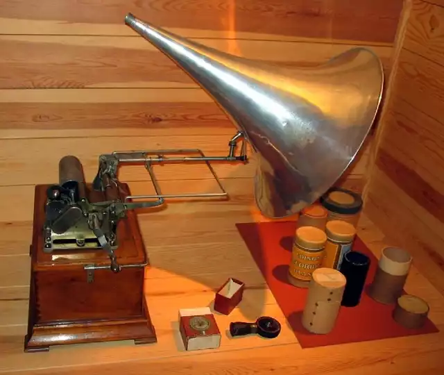 19 kwietnia 1890 r. w Łodzi po raz pierwszy zaprezentowano fonograf Thomasa Edisona.