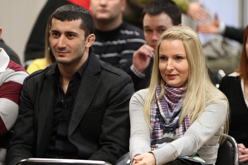 Mamed Chalidow z żoną podczas otrzymania aktu nadania...