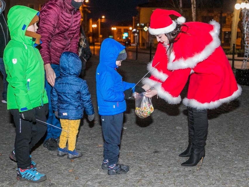 Efektowna iluminacja świąteczna w Jedlińsku. Spore zainteresowanie mieszkańców. Zobacz zdjęcia!