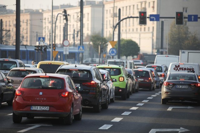4 maja 2022 roku weszło w życie rozporządzenie o naklejce na szybę wymaganej w tzw. strefie czystego transportu. Wjazd do strefy z brakiem odpowiedniej naklejki to mandat 500 złotych.
