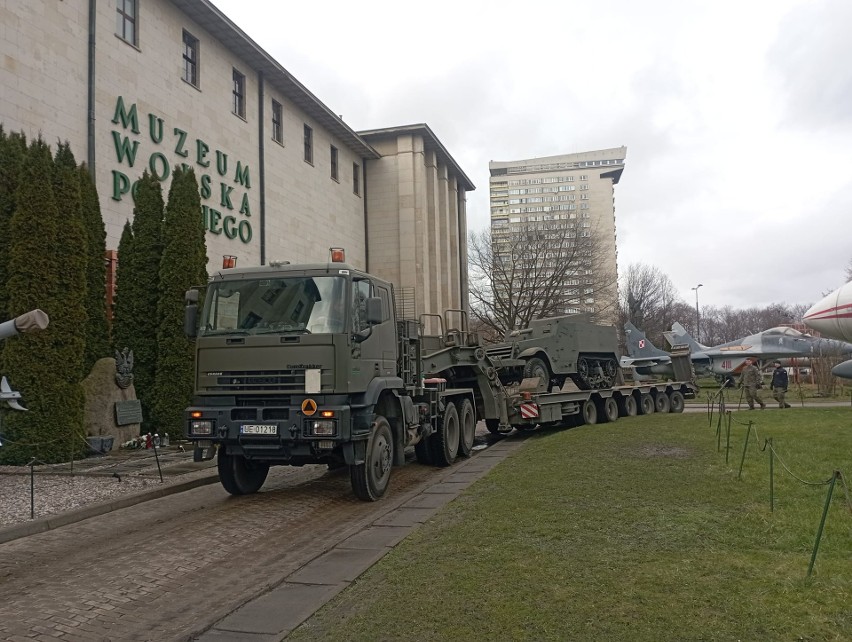 Działo Su-57 wyjeżdża z Muzeum Wojska Polskiego w Warszawie...
