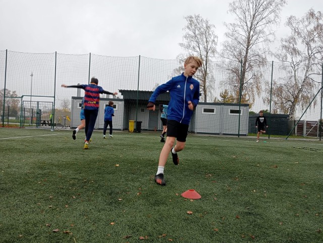 Uczniowie z klas V, VI, VII i VIII szkół podstawowych mogą spędzić 24 godziny w Szkole Mistrzostwa Sportowego w Słupsku. Na miłośników gry w piłkę nożną czeka mnóstwo atrakcji, w tym treningi i zabawy. A wszystko za darmo.