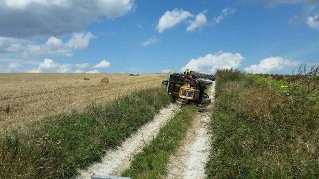 Przewrócony ciągnik leżał na drodze. Ciało 71-latka - jak opowiadają policjanci - znaleziono kilkadziesiąt metrów dalej