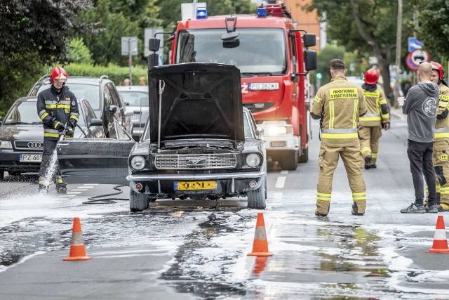 Strażacy ugasili pożar zabytkowego forda mustanga, który zapalił się przy ul. Polnej.