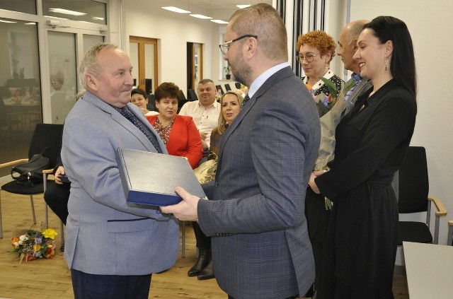 Pełniący obowiązki burmistrza Kęt Marcin Śliwa wręczył nominacje sześciu nowym sołtysom