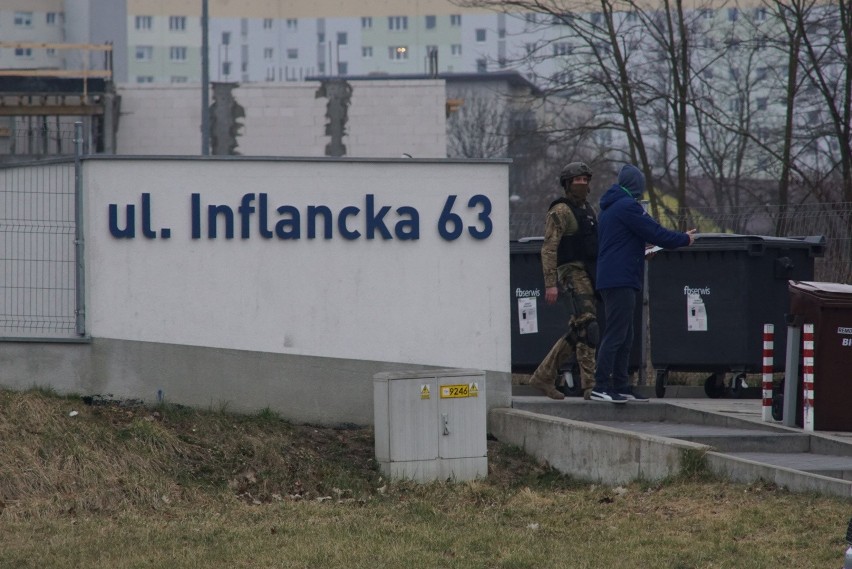 Akcja antyterrorystów w Poznaniu zakończona. Wozy policyjne...