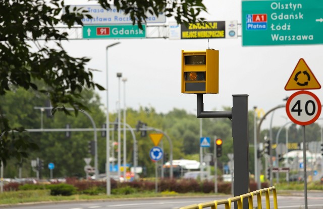 Ponad 10 tys. naruszeń zarejestrował w 2022 roku najbardziej "aktywny" fotoradar w województwie kujawsko-pomorskim. Stoi w Solcu Kujawskim, DK10. Toruńskie maszyny znalazły się tym razem tuż za podium.