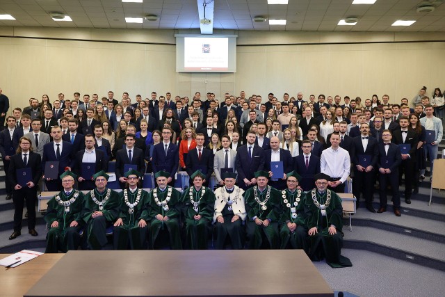 Podczas uroczystości, która odbyła w Auli Głównej Politechniki Świętokrzyskiej, dyplomy wręczono kilkudziesięciu absolwentom
