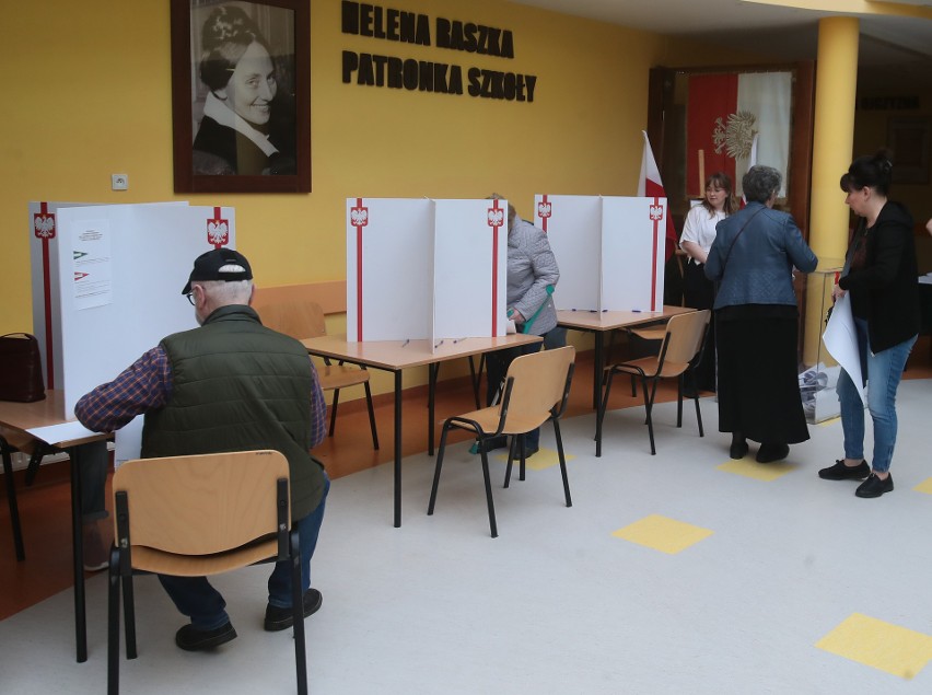Wybory samorządowe w Szczecinie. Pierwsi mieszkańcy oddali...