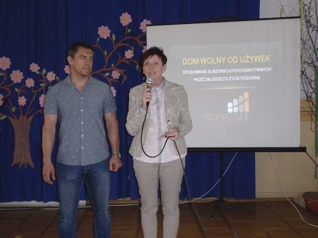Kornel Jarzębiński oraz Sylwia Kobusińska, dyrektorka SP nr 3 rozmawiali z rodzicami o narkotykach