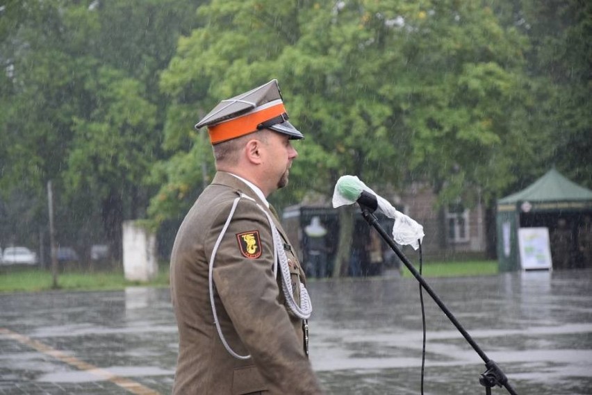 Święto Wojska Polskiego w Chełmie w strugach deszczu 