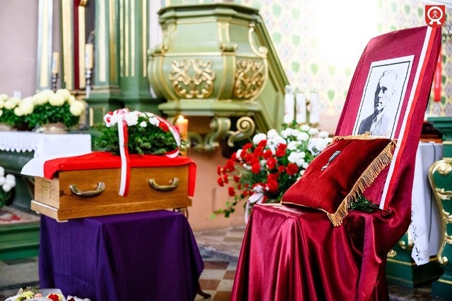 Uroczysty pogrzeb o charakterze państwowym podporucznika rezerwy WP, kapitana NSZ Władysława Żwirka odbył się w Parafii pod wezwaniem św. Mikołaja Biskupa w Łoniowie.