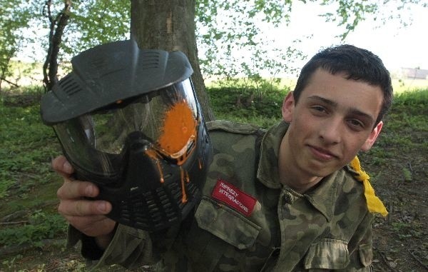 PaintballSMS-y slali wszyscy: nauczyciele, uczniowie i ich znajomi. Zebrali 2213 glosów i w konkursie na Najsympatyczniejszą Klase Maturalną 2010 zajeli III miejsce. W nagrode spedzili dzien grając w paintball i jezdząc na quadach.