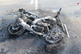 Makabryczny wypadek motocyklisty. Po zderzeniu z oplem w Jastrzębiu zapalił się motocyklista i jego motocykl ZDJĘCIA