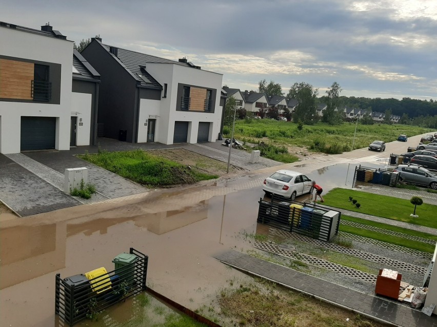 Ulica na nowym wrocławskim osiedlu zamienia się w rzekę. Deweloper: To wina mieszkańców!