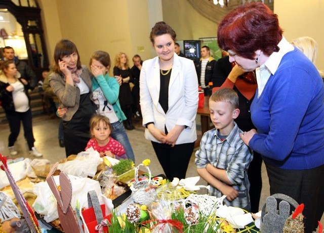 Kiermasz Wielkanocny w Urzędzie WojewódzkimPalmy wielkanocne, kurczaczki, króliczki i inne ozdoby wykonane ręcznie można było kupić wczoraj w holu głównym Zachodniopomorskiego Urzędu Wojewódzkiego w Szczecinie.