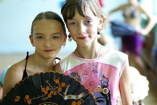 Weronika i Ania brały udział w organizowanym w szkolnej świetlicy pokazie mody - w kategorii strój dyskotekowy.