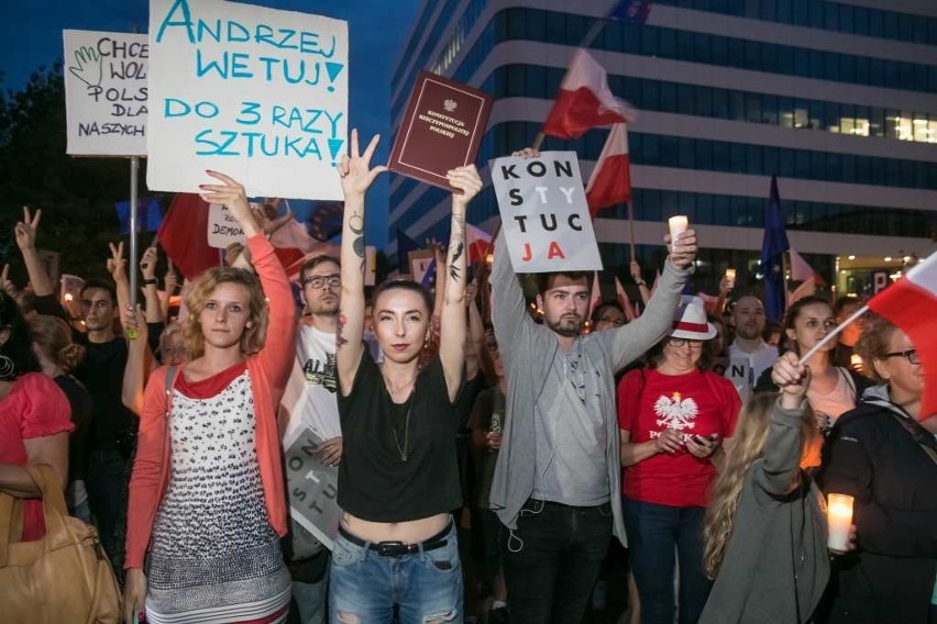 Kraków. Kolejny dzień protestów. Tym razem pod hasłem "Idziemy po trzecie VETO" [ZDJĘCIA]