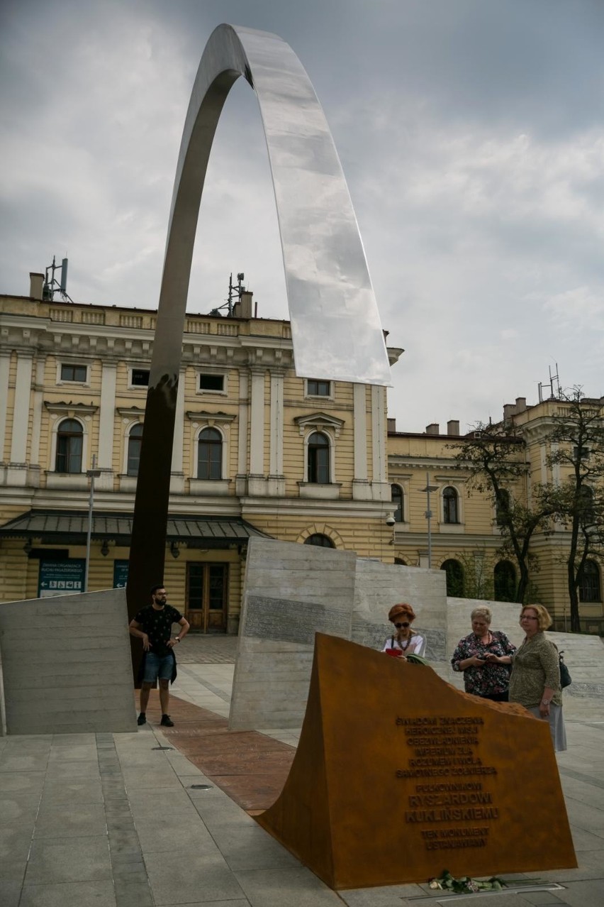 15 lat temu zmarł pułkownik Ryszard Kukliński. W Krakowie ma swój pomnik [GALERIA]