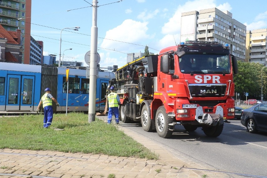 Wykolejenie tramwaju na Legnickiej. Są utrudnienia