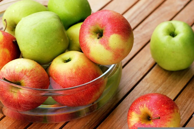 Jabłka jemy zazwyczaj kilka razy w miesiącu, a warto sięgać po nie częściej, aby cieszyć się ich prozdrowotnym działaniem. Aby dowiedzieć się, co dzieje się z organizmem, kiedy jesz te owoce, przesuwaj zdjęcia w prawo, naciśnij strzałkę lub przycisk NASTĘPNE