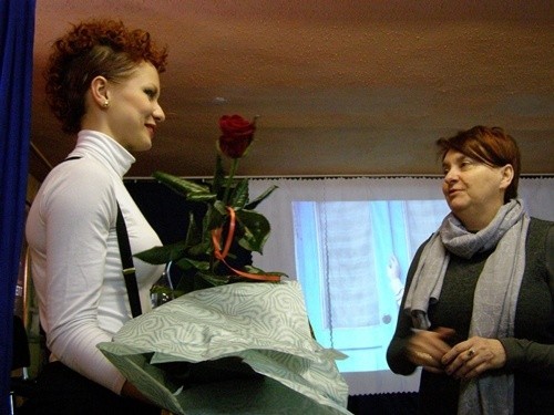 Magda otrzymala od swojej szkoły kwiaty w podziękwoaniu za...