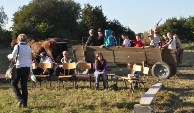 Na uczestników festynu czekały przejażdżki bryczką.