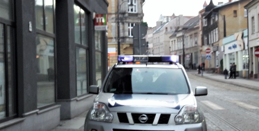 Policja wciąż jest przed mBankiem w Grudziądzu