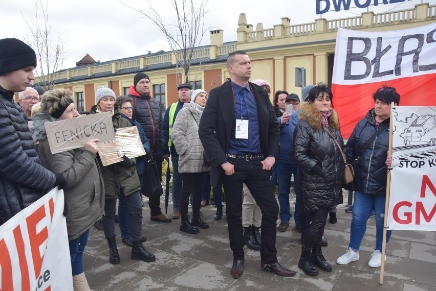 Protest przed dworcem PKP w Kaliszu. Mieszkańcy domagają się...