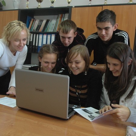 Polonistka Renata Burdach z młodymi dziennikarzami opracowuje kolejne wydanie szkolnej gazetki.