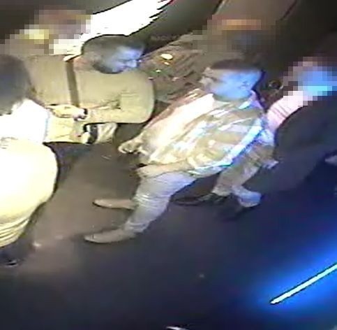 Ukradli kurtkę 22-latka, w której były ważne dokumenty. Poszukuje ich sopocka policja. Rozpoznajesz tych mężczyzn?