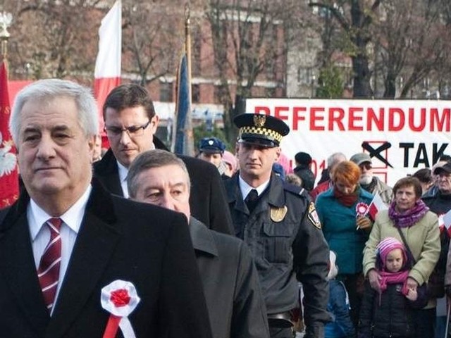 Prezydent Słupska nie musi przepraszać mieszkańców miasta, ani wywieszać na ratuszu banera namawiającego do referendum.