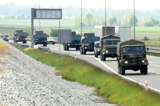 W piątek, 17 maja, na drodze ekspresowej S3 pojawił się ciężki sprzęt wojskowy należący do 11. Lubuskiej Dywizji Kawalerii Pancernej w Żaganiu. Tzw. Czarna Dywizja weźmie udział w ćwiczeniach pod kryptonimem DRAGON-19 na poligonie w Drawsku Pomorskim. Jednym z przystanków naszych żołnierzy był MOP Kępsko pomiędzy Sulechowem a Świebodzinem. Żołnierze spędzą na poligonie około miesiąca. Pod koniec czerwca wrócą do swoich jednostek.