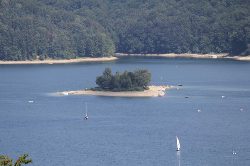 Upalny weekend nad Jeziorem Solińskim. Nz. widok z punktu...