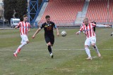 3 liga. KSZO 1929 Ostrowiec Świętokrzyski przegrał z Cracovią II. Gol stracony w końcówce, trener Tadeusz Krawiec na trybunach (ZDJĘCIA)