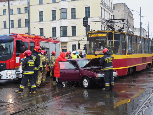 Wypadek w centrum Łodzi. Samochód zderzył się z tramwajem!