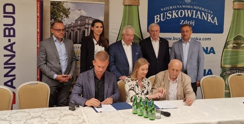 W sanatorium Marconi w Busku-Zdroju podpisano umowę na budowę zakładu "Buskowianki". Wartość to prawie 28 milionów złotych