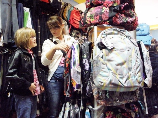 Agnieszka Saskowska z córką Leną wczoraj rozglądały sie za nowym plecakiem do szkoły