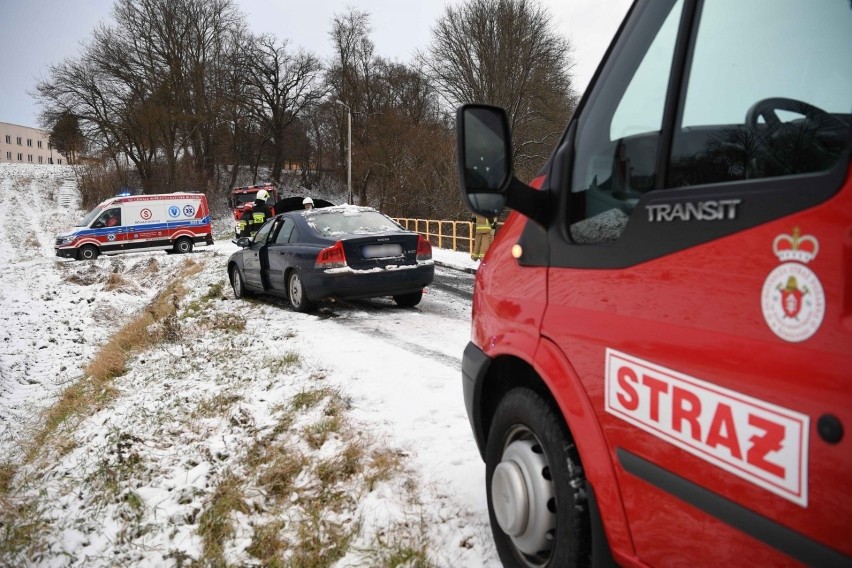 Wypadek w Korytnikach. W czołowym zderzeniu audi z volvo poszkodowana została jedna osoba [ZDJĘCIA]