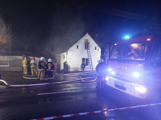 Do dramatycznego pożaru doszło w czwartkowe popołudnie w Dusznikach. Rodzina tuż przed świętami straciła dach nad głową. Czytaj dalej i zobacz zdjęcia z akcji strażaków --->