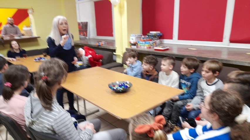 Uczniowie z Małogoszcza realizują ogólnopolski projekt edukacyjny "Być jak Ignacy". Niecodzienne spotkanie z osobami niesłyszącymi
