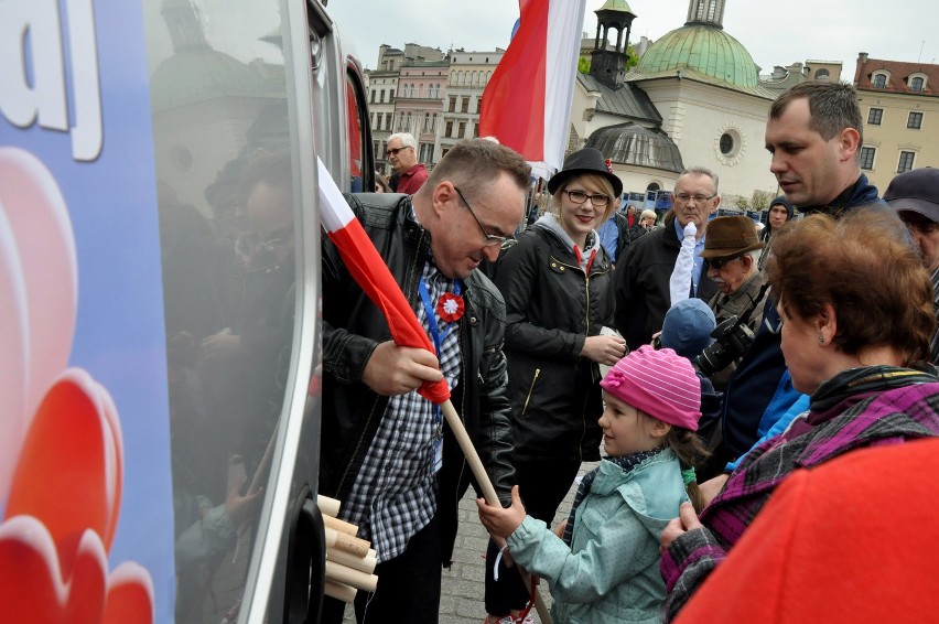 2 maja. W Krakowie rozdawali mieszkańcom biało-czerwone flagi [ZDJĘCIA, WIDEO]