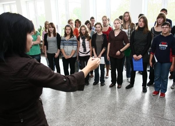 Miejscy chórzyści spotykają się na próbach trzy, cztery razy w tygodniu w XI Liceum Ogólnokształcącym. Ich dyrygentką jest Anna Stankiewicz.