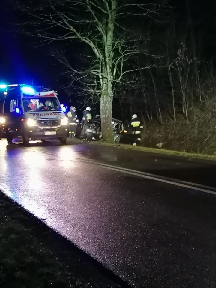 Wypadek koło Barwic. Autem uderzył w drzewo [zdjęcia]