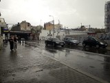 Załamanie pogody na Śląsku. Ulewy, porywy wiatru i gradowe kule na ulicach. IMGW ostrzega