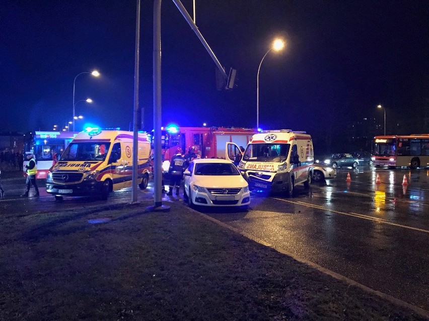 Policjanci pracują na rondzie na al. Rejtana w Rzeszowie....