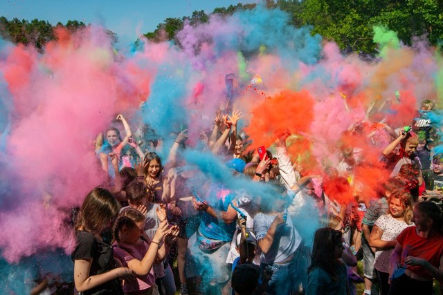 Polana Różopole w Myślęcinku w niedzielę (5 czerwca) byłą skąpana we wszystkich odcieniach tęczy za sprawą imprezy Holi Święto Kolorów! Ładna pogoda sprzyjała także rodzinnemu piknikowaniu