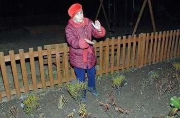 Tuż przy płocie okalającym plac zabaw w Boninie ziemia kryła skarb liczący sobie ponad 800 lat. Ujrzał on światło dzienne tylko dlatego, że... Genowefa Miklos postanowiła zasadzić kwiaty. &#8211; Tu właśnie był dzbanek z monetami &#8211; pokazywała nam wczoraj wieczorem.