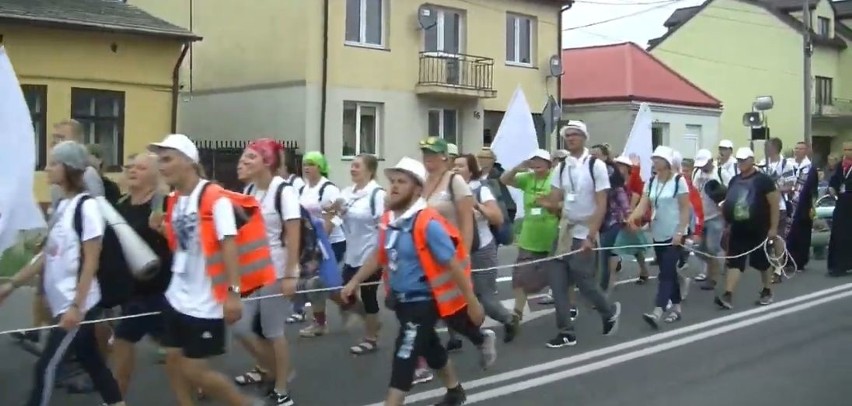 Przez Włoszczowę przeszła Kielecka Piesza Pielgrzymka na Jasną Górę (ZDJĘCIA)