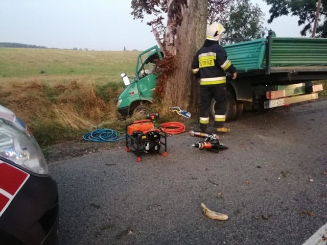 Wypadek w Gołebiewku 23.09.2020 Samochód dostawczy wbił się w drzewo, kierowca zakleszczony